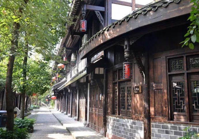 结对共建办实事 安装路灯暖民心